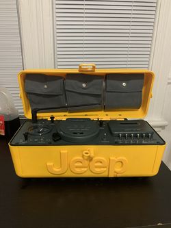 Telemanía 1995 yellow keep boom box / cassette/CD player in good working condition lost charger ! For the low!