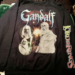 XL Lord of the Rings sweater in great condition. Cozy, well-made, and perfect for any Middle-earth fan. A must-have for chilly days and epic movie mar