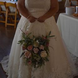DAVID'S BRIDAL scalloped lace and tulle wedding dress