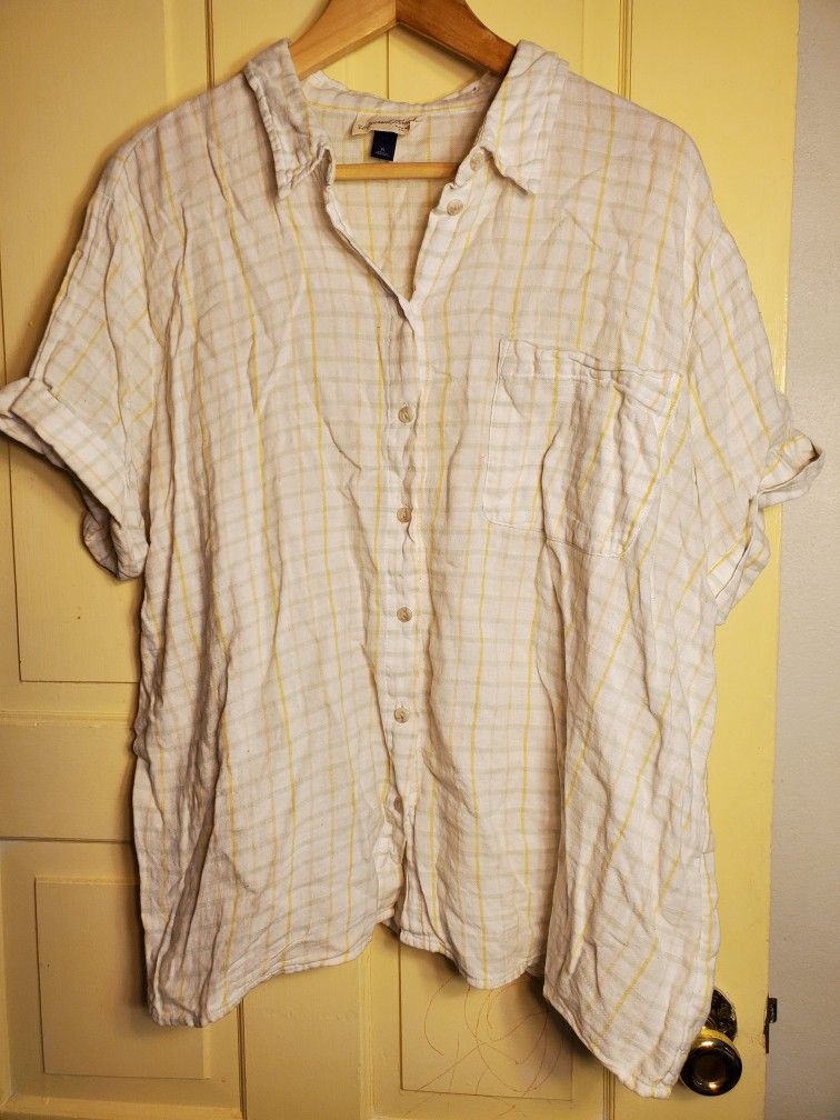 The Universal Thread Women's Size XL Short Sleeve Button Shirt in Gold, Green, and White is a stylish and versatile addition to any woman's wardrobe.