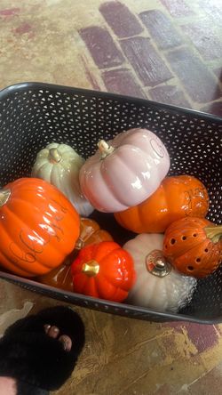 Basket of ceramic decor, pumpkins