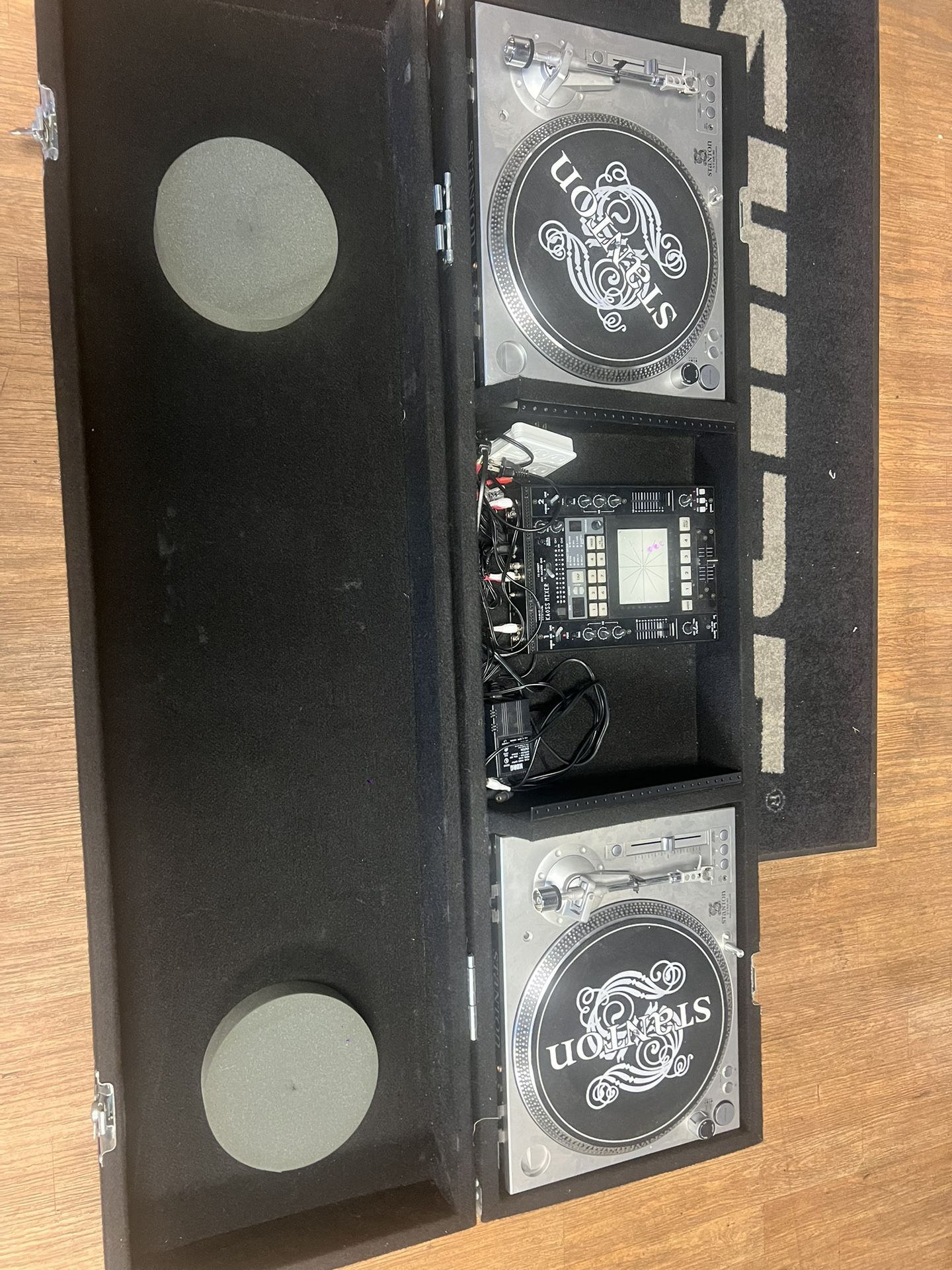 2 Turntables & Mixer