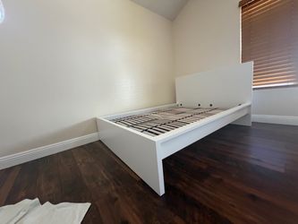 Bed Frame Ikea (full)