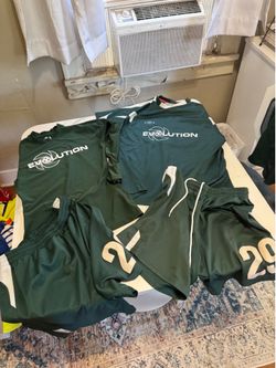 2 KIDS SOCCER OUTFIT SIZE LARGE