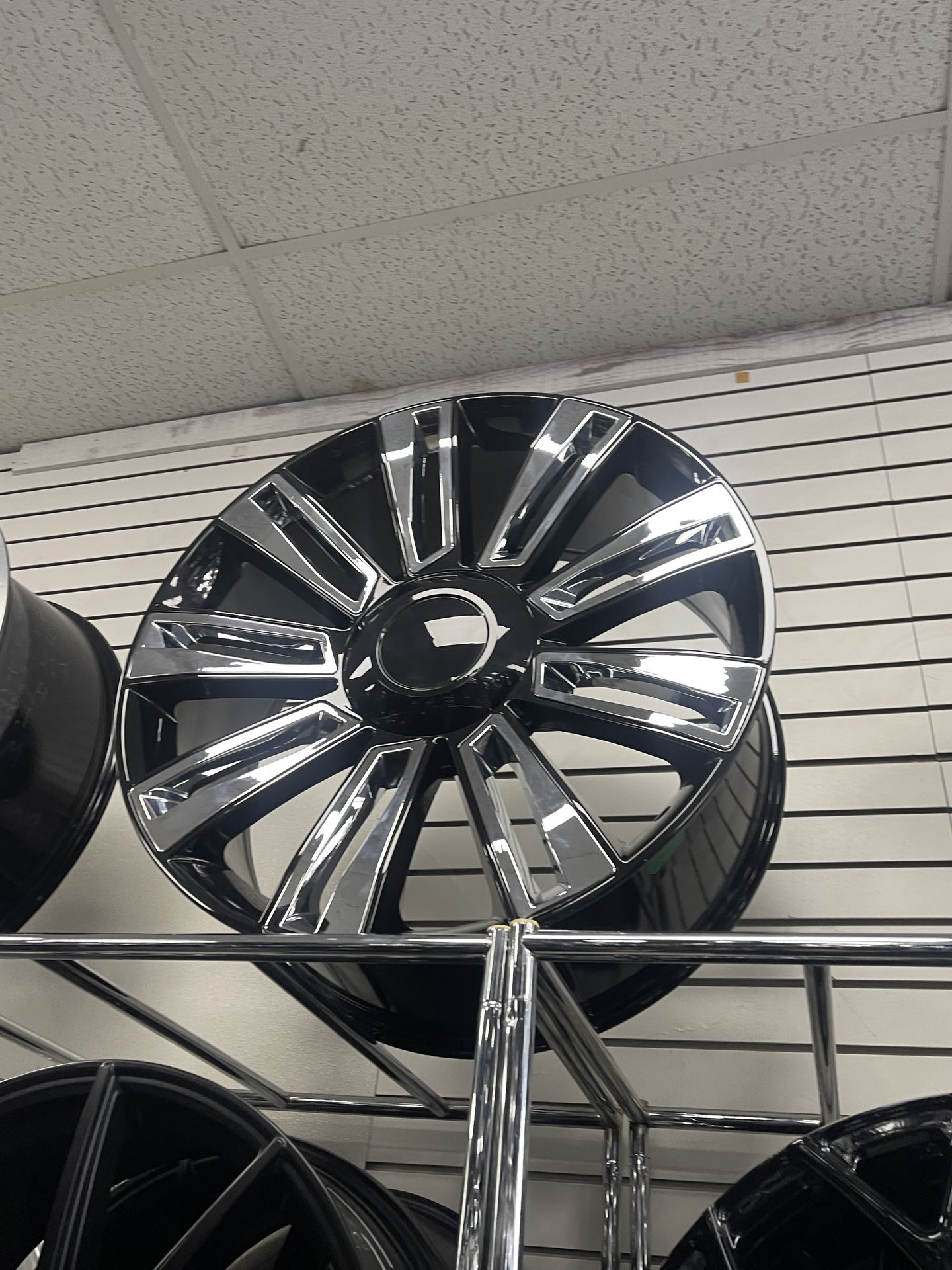 No seas uno más del montón. 🏁 Cuerpo: Tu auto merece lucir espectacular. Desde rines deportivos hasta acabados de lujo, en Rim Place tenemos lo que