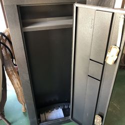 Lockable metal case