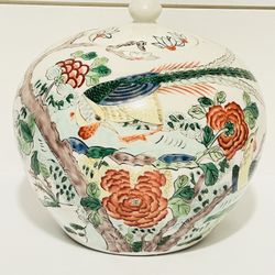Gorgeous Chinese Vase With Lid