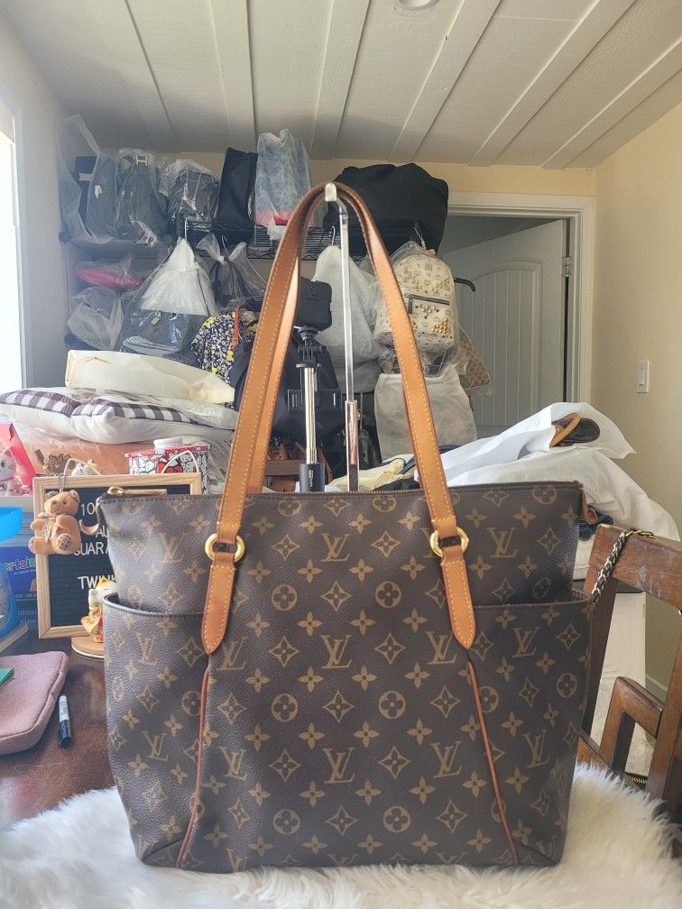 Authentic LOUIS VUITTON TOTALLY MONOGRAM M/M SIZE TOTE BAG- USED(PRE-LOVED)