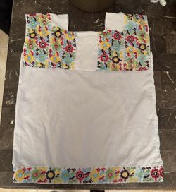 Blusa Size M Bordada $10
