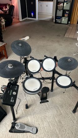 Yamaha DTX Electronic Drum Kit with amp