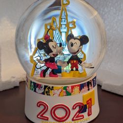 Disneyland Mickey And Minnie Mouse Snow Globe 2021