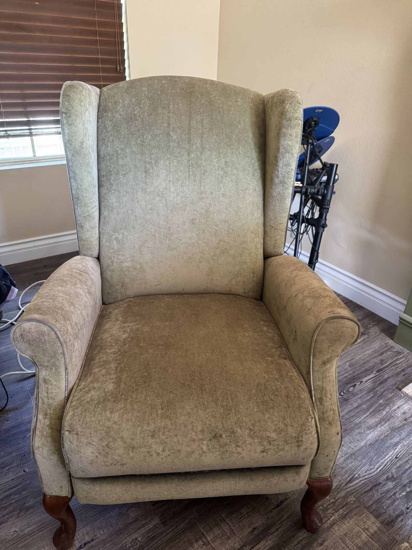 2 Chairs For Sale Recliner