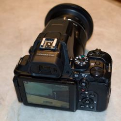 Nikon COOLPIX P950 Super Zoom Digital Camera 83x Optical Zoom W/ Charger