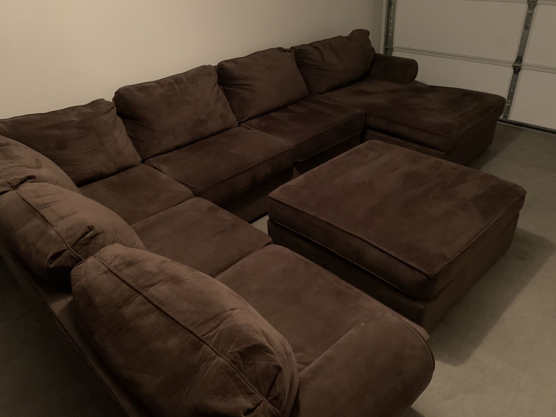 Sectional W/Chase Lounge & Ottoman
