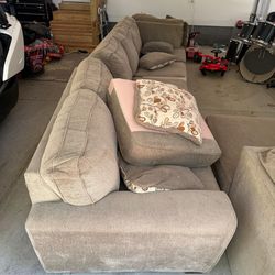 Beautiful, Comfortable Couch Set – Delivery Included!