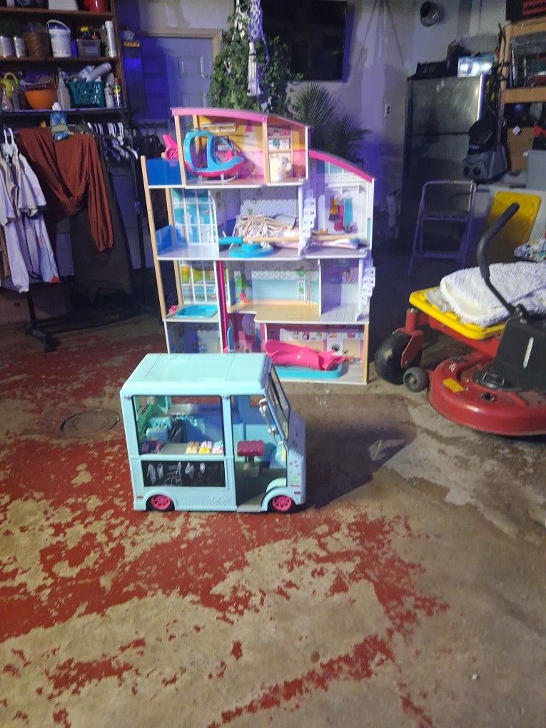 doll house with ice cream car .