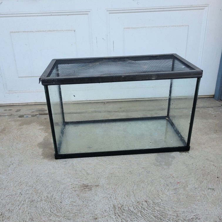 10 gallon Tank with lid 