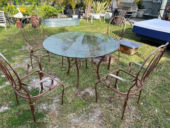 Iron patio set vintage needs tlc