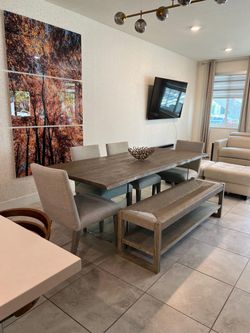 Se vende completo comedor con banqueta y 4 sillas