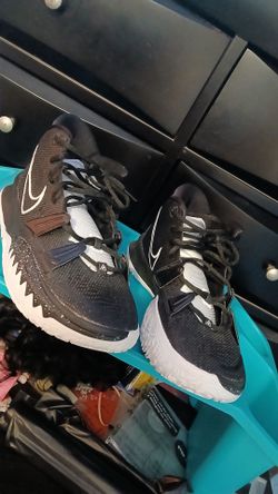 Nike Kyrie Low-Top Basketball Sneakers