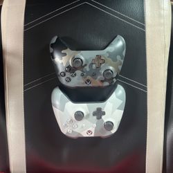 2 xbox controllers