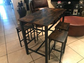 Nice table with 4 barstools