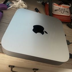 Mini Mac/ Apple Keyboard/ Mouse