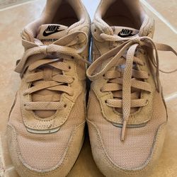 Ladies Nike Tennis Shoes