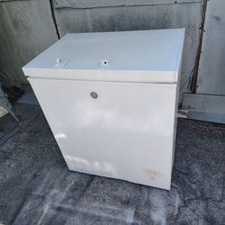 GE Freezer W 28" 3/4 D19" 1/2 h 33" 1/2