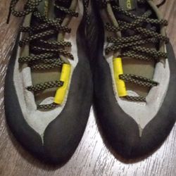 NEW HIKING SHOES SIZE 81/2
