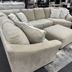 3-PC Fabric Sectional. 🚚WE DELIVER🚚