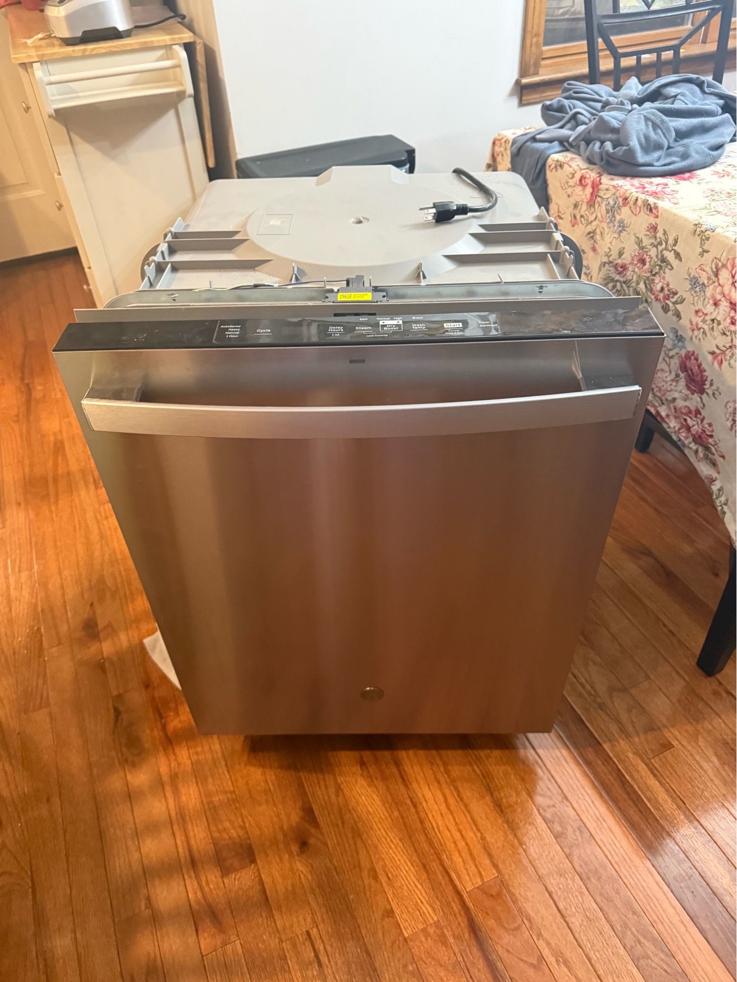 GE Dishwasher (like new)