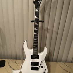 Jackson JS22 DKA Snow White – Arch Top Dinky, Like New Condition
