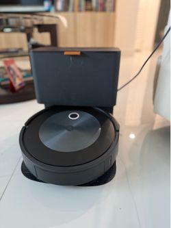 iRobot Roomba j7+ Robot Vacuum with Self-Empty Clean Base