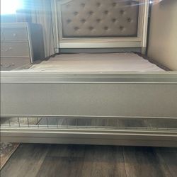 Beautiful Full Size Bed With Mattress 