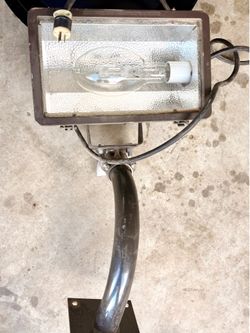 Current MHS-Y400S8 400W, 120/208/240/277V, Mogul Base, High Pressure Sodium Floodlight