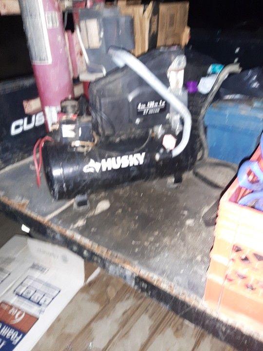HUSKY  4GAL 135PSI 1 HP COMPRESSOR 