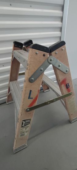 Werner 2 ft Fiberglass Step Ladder 300 lb