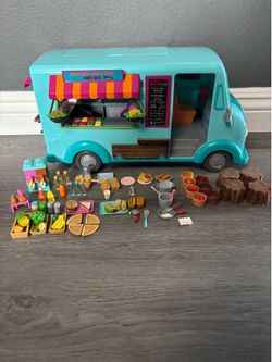 Li'l Woodzeez Food Truck and Figurines Deluxe Playset: Toy Vehicle Set with Accessories