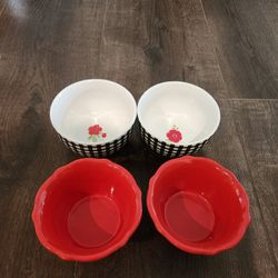 4 Ceramic Bowls - 2 Dolly Parton tabletop collection , 2 pioneer woman bakeware, no chip, good condition 