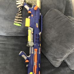 Nerf gun with cartridge holder