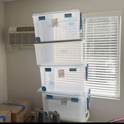 Large Plastic Storage Bins with Lids – Set of 5 (One Lid Damaged)