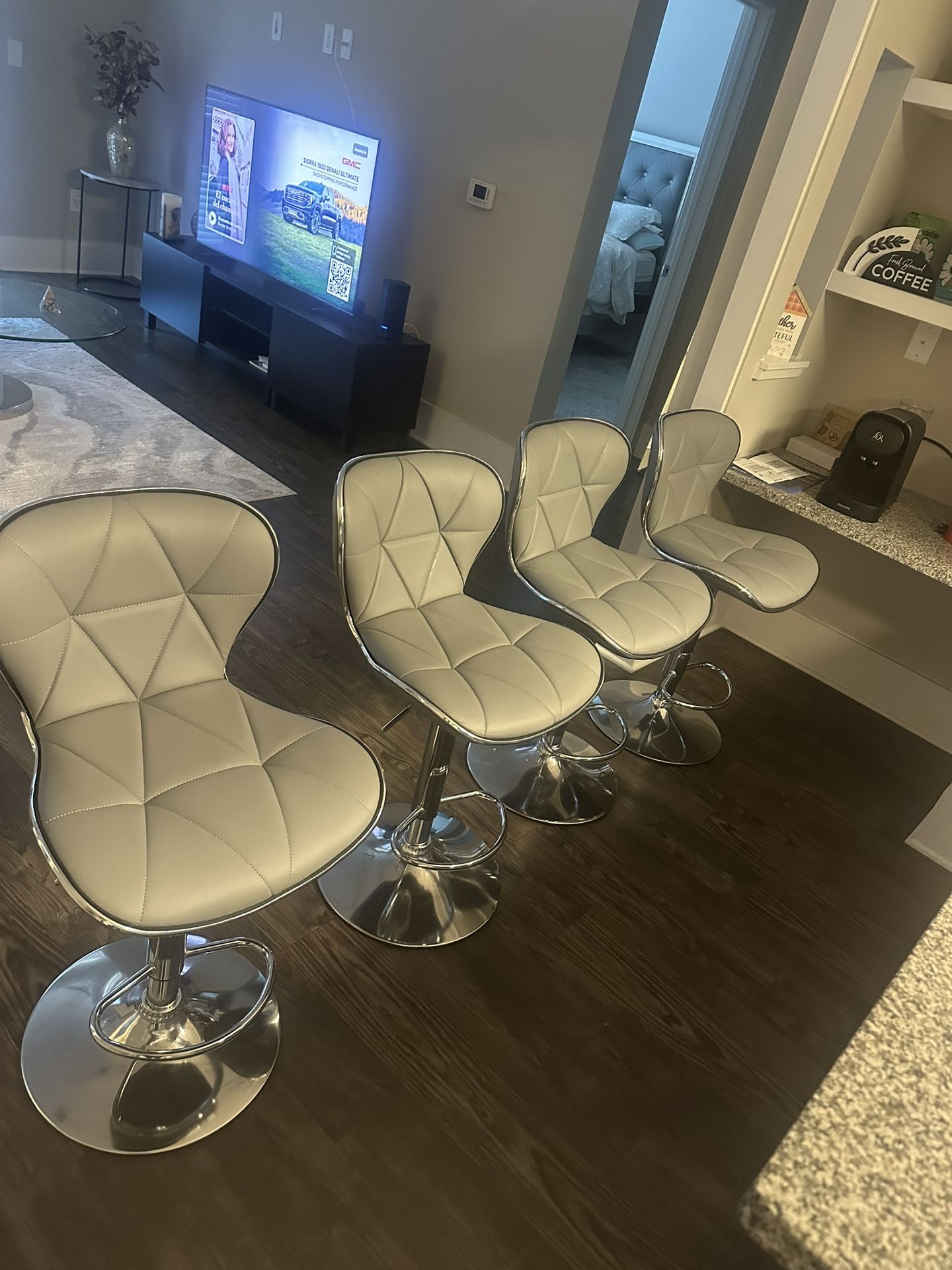 4 modern adjustable chairs  Complete Set 150 $