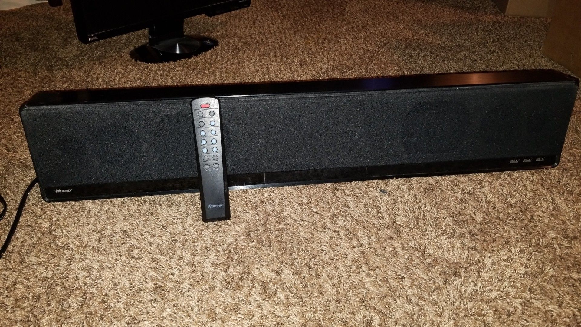 Memorex MiHTS3202 32" Front Sound Speaker System for iPod Sound Bar