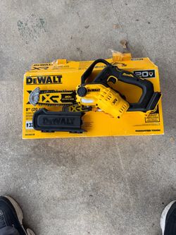Motosierra eléctrica inalámbrica para poda DeWalt 20V MAX de 8" (solo la herramienta) DCCS623B