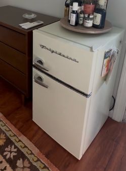 Frigidaire Retro Mini Fridge Cream