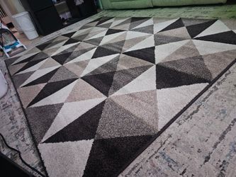 8x6 beautiful rug brown Grey and black served me well but I'm moving into hardwood floor. Obo