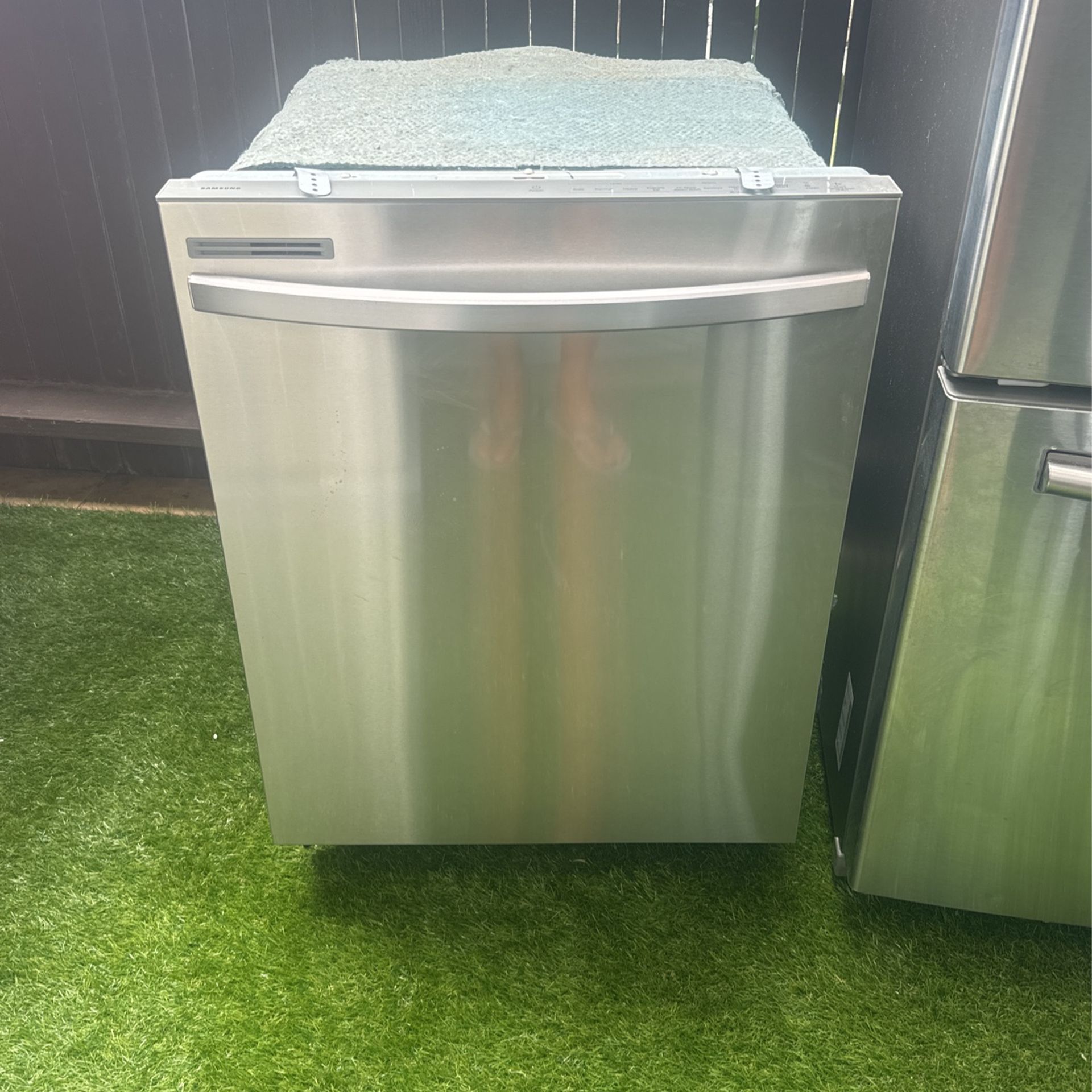 *LIKE NEW* SAMSUNG DISH WASHER