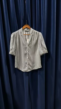 T TAHARI Blouse (size M)