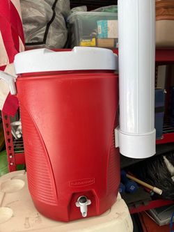 Rubbermaid beverage cooler equipped with a side-mounted cup dispenser.